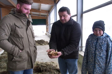 An der Hcksellnge der Holzhackschnitzel tfteln wir, erlutert der Landwirt Tobias Fink (l.) vom Landwirtschaftlichen Zentrum (LAZBW) in Aulendorf.