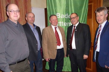Sich mit dem eigenen Betriebszweig auseinandersetzen: Das hatten sich Macher und Referenten zum Ziel gesetzt (v.l.n.r.). Frank Grter, LEL Schwbisch Gmnd, Norbert Beck, Milchviehhalter aus Weikersheim, Georg Henner, Vorsitzender des Vereins Landwirtschaftlicher Fachschulabsolventen (vlf) Alb-Donau-Ulm, Prof. Dr. Leonhard Durst von der Hochschule Weihenstephan und Frank Schied vom Landrats-amt Alb-Donau.