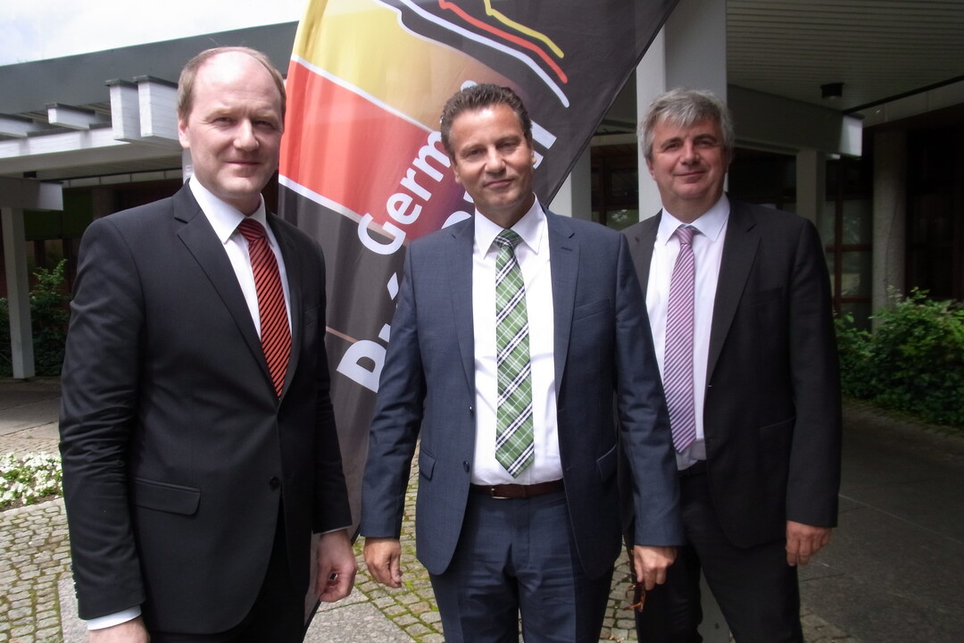 Den Absatz von regional erzeugtem Schweinefleisch fördern wollen (v.l.n.r.) SZV-Präsident Hans-Benno Wichert, Agrarminister Peter Hauk und SZV-Geschäftsführer Jörg Sauter.