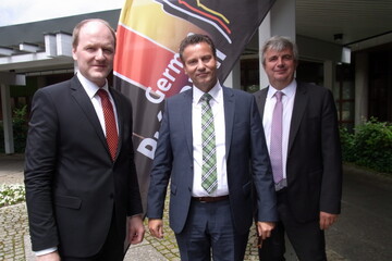 Den Absatz von regional erzeugtem Schweinefleisch frdern wollen (v.l.n.r.) SZV-Prsident Hans-Benno Wichert, Agrarminister Peter Hauk und SZV-Geschftsfhrer Jrg Sauter.