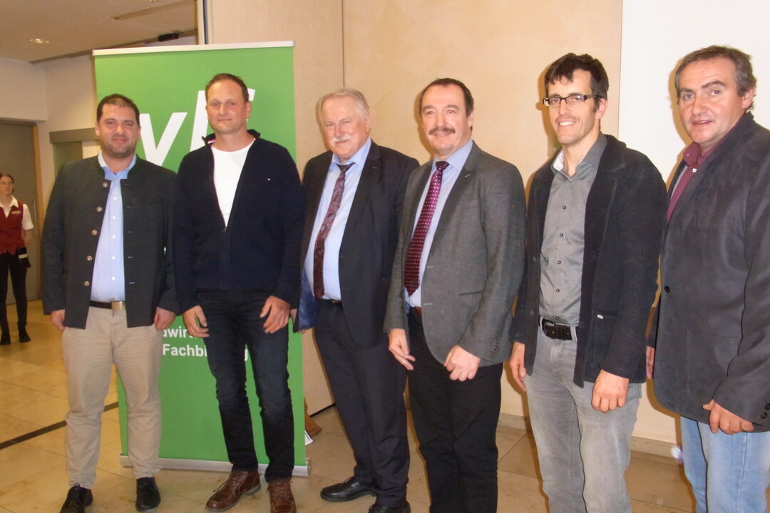 Welche Chancen bieten sich Ferkelerzeugern im Land? Darüber diskutierten auf einer Fachtagung für Schweinehalter in Ulm (v.l.n.r.): Dr. Stephan Schneider von der Bayerischen Landesanstalt für Landwirtschaft (LfL) in Grub, Alexander Häckel, Bio-Ferkelerzeuger aus Langenau-Osterstetten, Ministerialdirigent Joachim Hauck vom Ministerium für Ländlichen Raum und Verbraucherschutz (MLR) in Stuttgart, Dr. Claus-Ulrich Honold vom Landratsamt Alb-Donau-Kreis, Fachdienst Landwirtschaft, Jochen Riedel vom Verein für landwirtschaftliche Fachbildung Alb-Donau-Ulm sowie Werner Müller, Vorsitzender des Landeskontrollverbandes (LKV).
