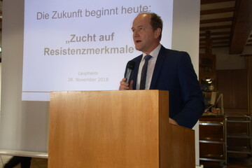 Hans-Benno Wichert, SZV-Vorsitzender und LBV-Vizeprsident, appellierte an die Kritiker der konventionellen Schweinehaltung, knftig nicht mehr nur das Wohl der Tiere im Auge zu haben, sondern auch die dahinter stehenden buerlichen Familienbetriebe zu sehen, die einem hohen Kostendruck ausgesetzt. sind.