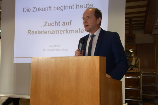 Hans-Benno Wichert, SZV-Vorsitzender und LBV-Vizeprsident, appellierte an die Kritiker der konventionellen Schweinehaltung, knftig nicht mehr nur das Wohl der Tiere im Auge zu haben, sondern auch die dahinter stehenden buerlichen Familienbetriebe zu sehen, die einem hohen Kostendruck ausgesetzt. sind.
