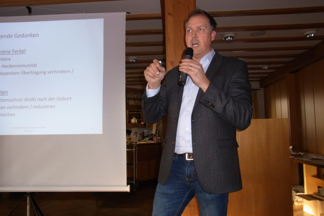 Dr. Matthias Eddicks von der LMU Mnchen sprach sich fr ein auf den Betrieben individuell abgestimmtes Impfkonzept fr Zuchtsauen und Ferkel aus, um den Krankheitsdruck zu senken.