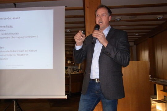 Dr. Matthias Eddicks von der LMU Mnchen sprach sich fr ein auf den Betrieben individuell abgestimmtes Impfkonzept fr Zuchtsauen und Ferkel aus, um den Krankheitsdruck zu senken.
