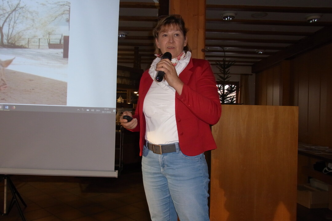 Mirjam Lechner von der UEG Hohenlohe-Franken fhrte die Besucher in das Forschungsprojekt Schweinesignale ein, das im Zuge der Europischen Innovationspartnerschaft (EIP) gefrdert wird und den Betriebsleitern das frhzeitige Erkennen von gesundheitlichen Vernderungen bei den Tieren erleichtern soll.