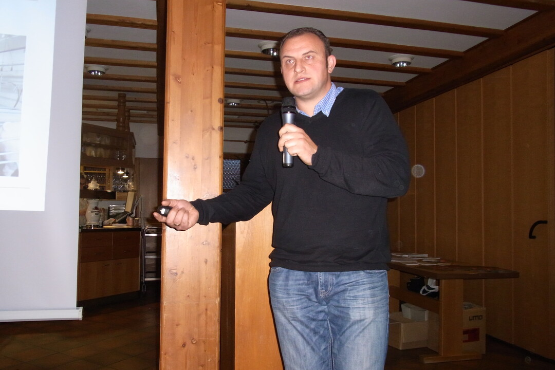 Benny Hecht von der Meinsdorfer Agrargenossenschaft Lndeken setzt auf dem 350 Zuchtsauen zhlenden Betrieb sdlich von Berlin auf eine mglichst optimale Betreuung von Muttertieren und Ferkeln. Mit gesunden, fruchtbaren Tieren, die gut gemanagt werden, lieen sich Tierwohl und Rentabilitt erfolgreich vereinen.