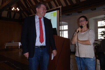 Was schtzt Khe davor, lahm zu gehen? Franz Schweizer, Direktor des LAZBW, im Gesprch mit Tatjana Heim vom Landeskontrollverband (LKV), die mit Kollegen ein von der EU gefrdertes Projekt zur Klauengesundheit in baden-wrttembergischen Milchviehherden betreut.