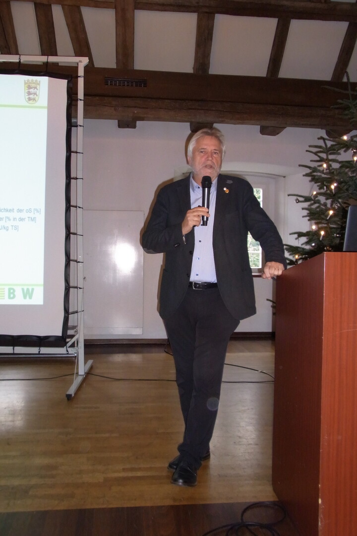 Weidegang frdert die Klauengesundheit, stellte Prof. Dr. Martin Elssser vom LAZBW in seinem Vortrag auf der Wintertagung fest. Allerdings, so der Grnlandexperte, sollte es Phasen whrend der Weidezeit geben, in denen der Auslauf ins Grne begrenzt wird. Denn die Klauen sollten abtrocknen knnen. Das geht schlecht, wenn die Tiere auf nassen und durchweichten Grasflchen stehen.