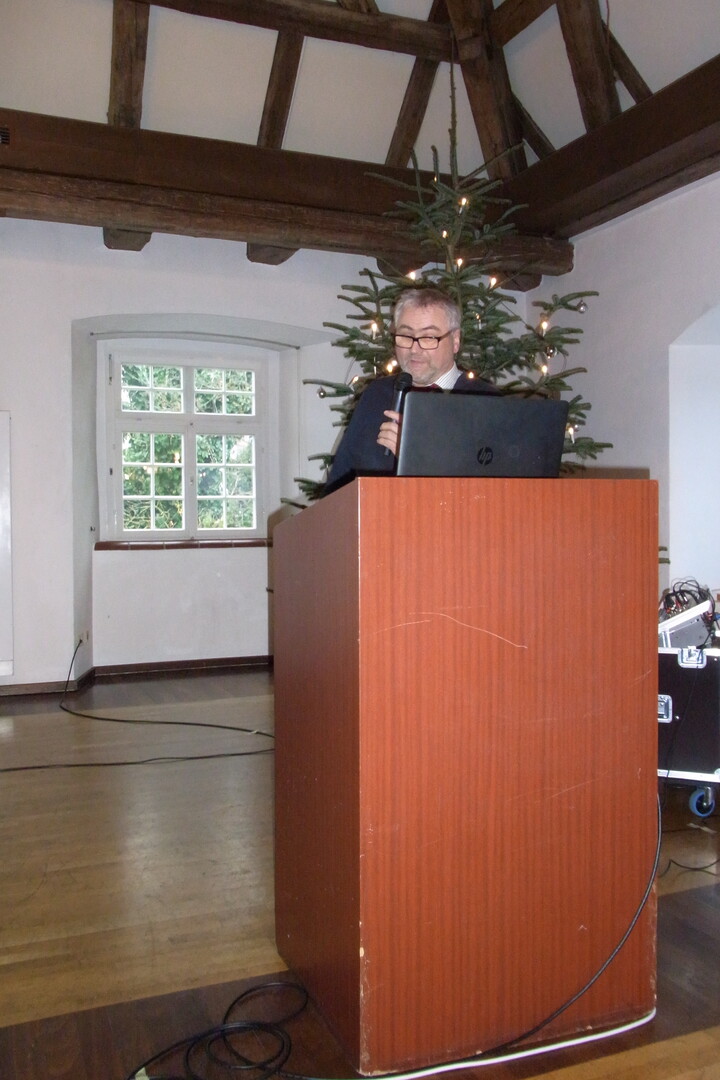 Die Behandlung vn Klauenschden sollte die Regel, nicht die Ausnahme sein, appellierte Wolfgang Sekul, Klauenexperte am LAZBW, an die Zuhrer in Aulendorf. Er rt zu einer regelmigen, fachgerechten Klauenpflege. 