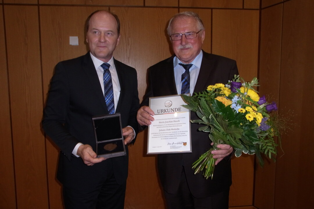 Sie haben ber den Tellerrand hinaus geschaut und auch keine unbequemen Wahrheiten gescheut, wrdigte Hans-Benno Wichert das langjhrige Engagement von Ministerialdirigent a.D. Joachim Hauck.