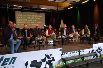 Wie Kühe lange gesund und fit bleiben, und welche Rolle dabei Haltung, Fütterung und Management spielen, darüber diskutierten in Ollarzried (v.l.): Fritz Riesch, Milchviehhalter aus Heimerdingen bei Stuttart, Marc Vaessen, Milchviehhalter und Tierarzt aus Luxemburg, Thomas Wiethe, Milchviehhalter aus Halver im Sauerland, Voker Ehrlicher von der Agrargenossenschaft Rosa in Thüringen, Moderator Reinhard Kofler, Sebastian Huismann, Demeter-Landwirt aus Holland, Toni Hörbiger, Milchviehhalter aus Oberösterreich und der Bio-Landwirt Christoph Lingg aus Oberreute im Landkreis Lindau.