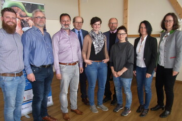 Professionell gepflegte Klauen schtzen Khe davor, krank zu werden. Dafr machen sich stark (v.l.n.r.): Tobias Fink und Wolfgang Sekul, Landwirtschaftliches Zentrum (LAZBW), Jrgen Bieger, LKV, Dr. Hans Ableiter, Agrarministerium (MLR), Marie Au, DLQ, Wolfgang Bachert, Tatjana Heim, LKV, Prof. Dr. Barbara Benz, Hochschule (HfWU) Nrtingen-Geislingen und Dr. Andrea Fiedler, Klauenfachtierrztin, Mnchen.