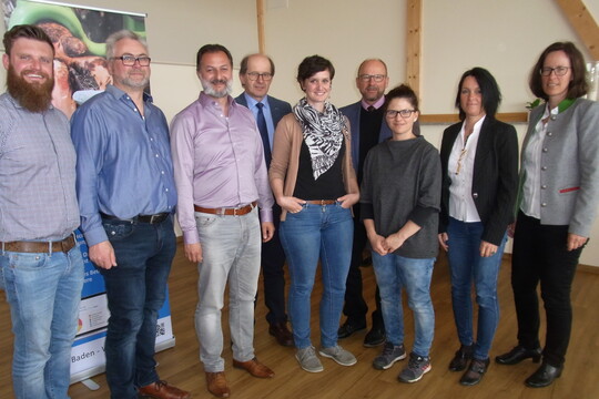 Professionell gepflegte Klauen schtzen Khe davor, krank zu werden. Dafr machen sich stark (v.l.n.r.): Tobias Fink und Wolfgang Sekul, Landwirtschaftliches Zentrum (LAZBW), Jrgen Bieger, LKV, Dr. Hans Ableiter, Agrarministerium (MLR), Marie Au, DLQ, Wolfgang Bachert, Tatjana Heim, LKV, Prof. Dr. Barbara Benz, Hochschule (HfWU) Nrtingen-Geislingen und Dr. Andrea Fiedler, Klauenfachtierrztin, Mnchen.