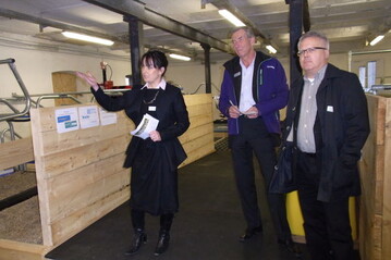 Prof. Dr. Barbara Benz und Karl-Heinz Kappelmann erlutern die Vorzge der jetzt auf dem Hofgut Tachenhausen installierten Baulehrschau fr innovative Rinderhaltungstechniken.