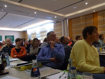 Zahlreiche Zuhrer wollten sich das Keenan-Seminar, das sich um Kuhkomfort drehte, vor kurzem in Ulm-Seligweiler nicht entgehen lassen. 