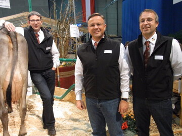 Stark vertreten: Die beiden Geschftsfhrer der Rinderunion (RBW), Dr. Alfred Weidele (li.), Dr. Holger Mathiak (re.) und Mitarbeiter Mathias Poferl (Mitte) freut das groe Interesse an den Milchrindern aus dem Land. 