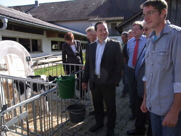 Auf dem Milchviehbetrieb von Josef und Peter Zembrod informierte sich Agrarminister Alexander Bonde (Mitte) ber den Stand des Dairyman-Projektes, an dem sich auch die oberschwbischen Milchviehhalter beteiligen.