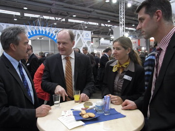 Prominenter Besuch auf dem Stand des baden-wrttembergischen Schweinezuchtverbandes/German Genetic: Josef Rief, Bundestagsabgeordneter (CDU) aus dem Landkreis Biberach, selbst Ferkelerzeuger in Kirchberg/Iller, stattete der Zchterorganisation am Mittwoch einen Besuch ab. 