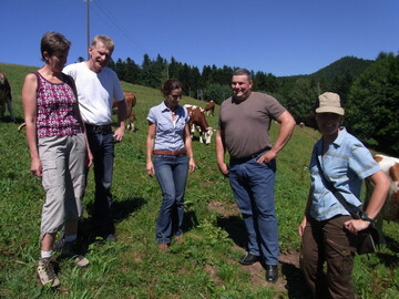 Schtzenswerte Region: Eugen Haberer (zweiter von li.) und seine Frau Barbara (ganz re.) sind die einzigen Milchviehhalter in Schenkenzell, einer waldreichen Gemeinde am Rande des Kinzigtales. Fr die Offenhaltung der Landschaft in dieser Region des mittleren Schwarzwaldes sind die Vorderwlderkhe von Habereres enorm wichtig, wie Susanne Kopf (dritte von li.) und Christina Romer (ganz re.) vom Landschaftsentwicklungsverband Mittlerer Schwarzwald in Schiltach und Rottweil meinen. Manfred Haas (zweiter von re.), Vorsitzender des Kreisbauernverbandes Rottweil, untersttzt Berufskollegen wie Eugen Haberer. 