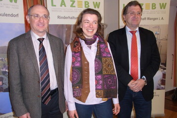Viel Grundfutter, viel Frsorge fr die Klber und das richtige Management entscheiden ber den Betriebserfolg in der Milchviehhaltung, machten Dr. Leonhard Gruber (li.), Dr. Caroline van Ackeren (Mitte) und LAZBW-Direktor Franz Schweizer jetzt auf der Wintertagung deutlich. 