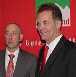 Weiter auf Sanierungkurs: Die Sicherung der Rohstoffbasis und die Optimierung der Produkte stehen für Paul Ritter (r.), Geschäftsführer der Allgäuland-Käsereien GmbH und den Aufsichtsratsvorsitzenden, Kuno Rumpel, an oberster Stelle. Nachdem zum Jahreswechsel viel Milch weggebrochen ist und die Wertschöpfungstiefe nicht ausreicht, wurde entschieden, sich vom Emmentalerwek in Bad Wörishofen zu trennen.