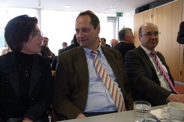 Offen sein fr Diskussionen und Fragen (v.l.n.r.): Isabella Timm-Guri vom Bayerischen Bauernverband, Hansjrg Schrade vom Bildungs- und Wissenszentrum Boxberg und VZ-Geschftsfhrer Dr. Rainer Pflugfelder diskutierten ber die knftigen Anforder-ungen an moderne Tierhaltungen. 