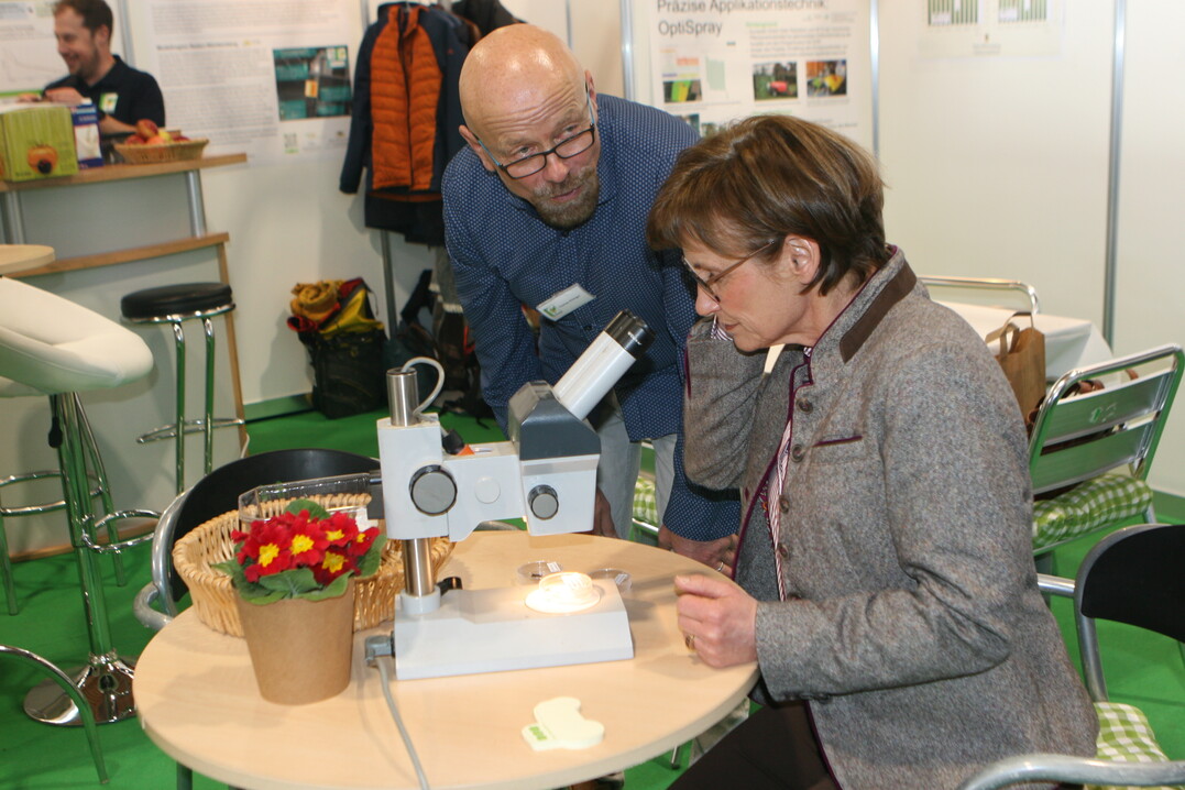 Am Messestand des Kompetenzzentrums Obstbau Bodensee informierte sich die Staatssekretrin ber das Monitoring von Schdlingen.