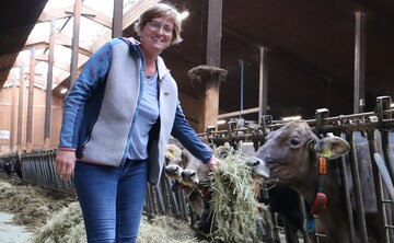 Trinkmilch, Butter, Kse, Joghurt, Quark und viele andere hochwertige Milchprodukte sind fr eine gute und vollwertige Ernhrung unverzichtbar. Wenn sie dann auch noch kli-maschonend und regional direkt vor der Haustre erzeugt, verarbeitet und gekauft werden knnen, ist es umso besser, findet Roswitha Geyer-Fler, Vizeprsidentin des Landesbauernverbandes in Baden-Wrttemberg.