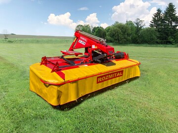 Rozmital stellt zwei neue Scheibenmhmaschinen vor. Das Frontmhwerk SC-301R hat einen Walzenaufbereiter.