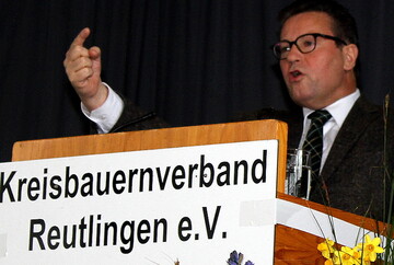 Es wird keine weitere Verschrfung der Dngeverordnung geben. Mit mir nicht, versprach Agrarminister Peter Hauk in St. Johann. Baden-Wrttemberg habe das beste Wasser in ganz Deutschland. Das liege unter anderen daran, weil man hierzulande schon seit ber 40 Jahren eine Schutzgebiets- und Ausgleichsverordnung (SchALVO) habe. "So lange kmmern wir uns schon ums Grundwasser", so Hauk.
