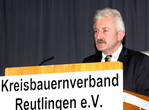 „Wir brauchen ist ein gezieltes Risikomanagement, mit einer steuerfreien Risikorücklage, reduzierten Versicherungssteuern für landwirtschaftliche Elementarschadensversicherungen und bessere Konzepte für Dürreversicherungen“, forderte Gebhard Aierstock. Und: „Wir wollen keine Almosen, sondern verstehen uns als Unternehmer. Dazu brauchen wir die notwendigen Freiräume und davon gibt es immer weniger.“