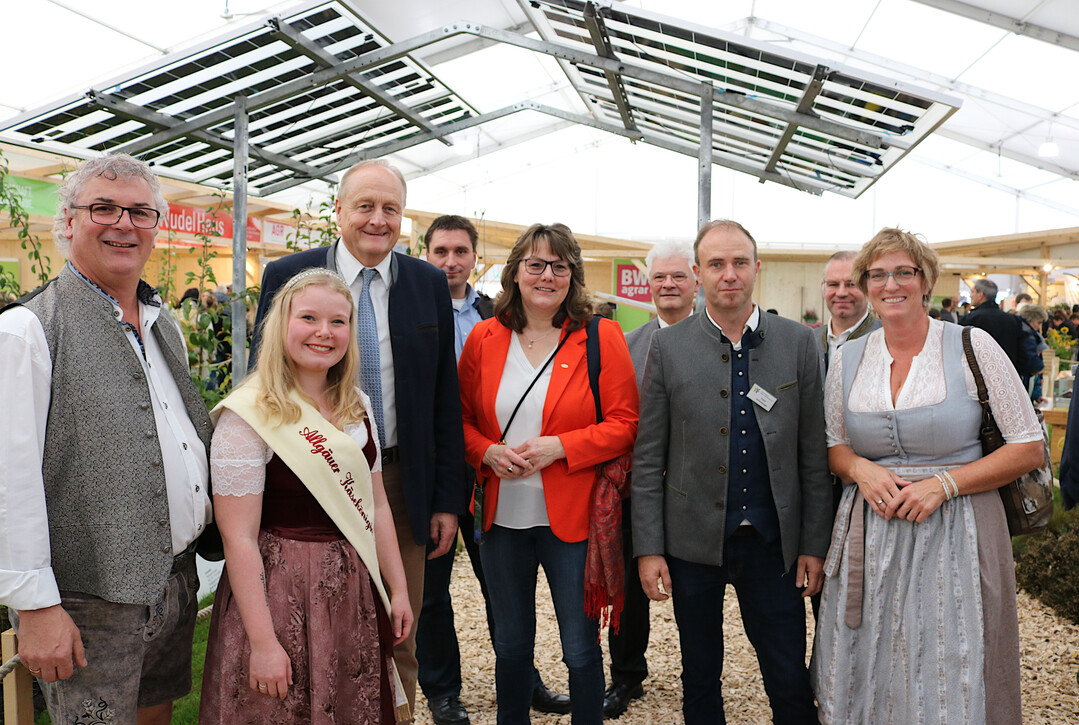 Beim Rundgang nach der Kundgebung erluterte Projektleiter Eugen Maucher (links), Landwirtschaftsamt, die Potenziale der Energiegewinnung im Kreis. 