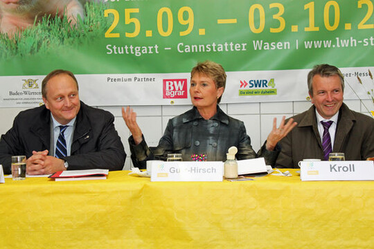 Bei der Pressekonferenz am 10. Mai 2010 auf dem Betrieb der Familie Sandra und Martin Sickinger in Gerlingen (von links): LBV-Prsident Joachim Rukwied, Staatssekretrin Friedlinde Gurr-Hirsch, in.Stuttgart-Geschftsfhrer Andreas Kroll.