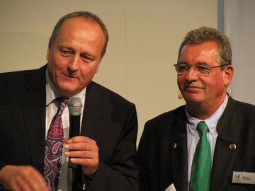 LBV-Prsident verkndet den Ablasuf des Fotowettbewerbs; rechts Moderator Manfred Hofmeister