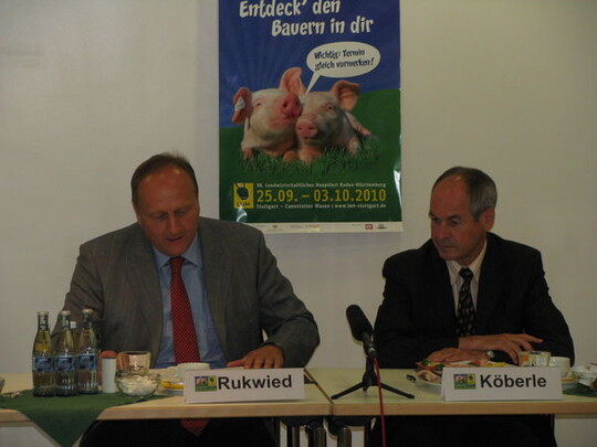 Prsident Joachim Rukwied und Minister Rudolf Kberle (rechts) stellen in Stuttgart den Auftritt des "Grnen Klassenzimmers" auf dem Landwirtschaftlichen Hauptfest (LWH) 2010 vor.