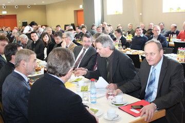 Groe Resonanz: Die Eintrachthalle in Kngen (Landkreis Esslingen) ist beim Kreisbauerntag mit Prsident Joachim Rukwied als Hauptredner am Samstag, dem 11. Februar 2012, voll besetzt.