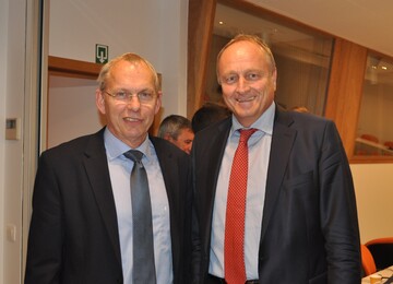DBV-Prsident Joachim Rukwied gratuliert dem neuen Copa-Prsidenten Martin Merrild nach dessen Wahl in Brssel.