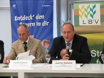 LBV-Prsident Joachim Rukwied informiert die Medienvertreter bei der Erffnungs-Pressekonferenz ber das 98. Landwirtschaftliche Hauptfest; links Minister Rudolf Kberle