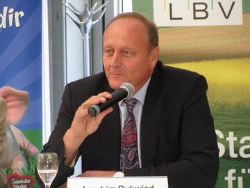 LBV-Prsident Joachim Rukwied erlutert das vielfltige Ausstellerangebot bei der Erffnungs-Pressekonferenz am 23. September 2010 anlsslich des 98. Landwirtschaftlichen Hauptfestes (LWH)