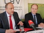 LBV-Präsident Joachim Rukwied erläuterte die Unternehmensergebnisse 2014/15; LBV-Vizepräsident Hans-Benno Wichert (rechts), zugleich Präsident des Schweinezuchtverbandes, nahm zur desaströsen Lage in der Schweinehaltung Stellung.