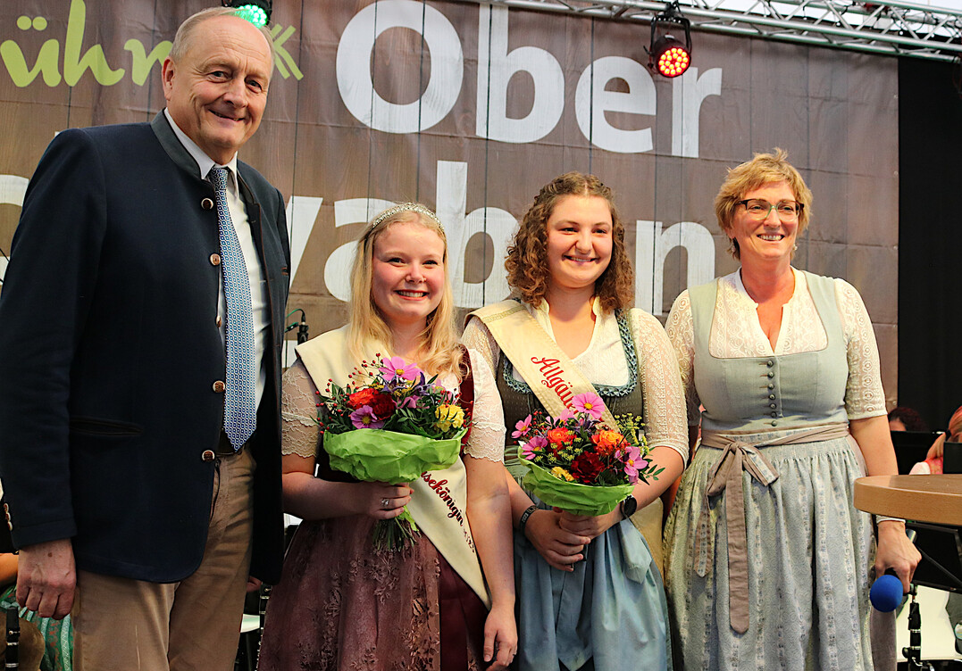 Krnung der neuen Allguer Kseknigin Felicitas Graf (2. v. l.) mit Prsident Rukwied und Rosi Geyer-Fler, LBV-Vizeprsidentin. Graf bernimmt das Amt von Fabienne Kerler, die ber vier Jahre lang als Botschafterin fr Milch und Kse aus dem Allgu erfolgreich unterwegs war und heute mit ihrer Klarinette in der Bauernkapelle Oberschwaben auch die Kundgebung musikalisch begleitet hat.
