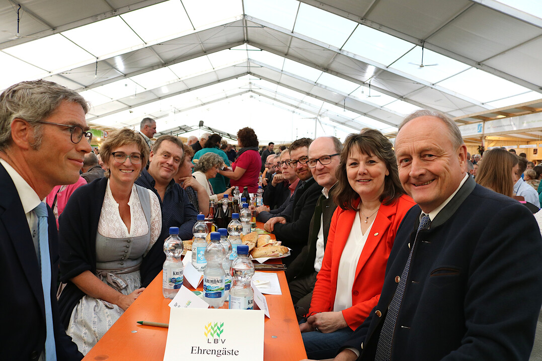 Zahlreiche Ehrengste saen am Tisch des Bauernprsidenten Joachim Rukwied (rechts) mit dem stellvertretenden Landrat, Andreas Honikel-Gnther (links). Dahinter die Landfrauenprsidentin Juliane Vees, der LBV-Vizeprsident Hans-Benno Wichert und gegenber LBV-Vizeprsidentin Rosi Geyer-Fler.