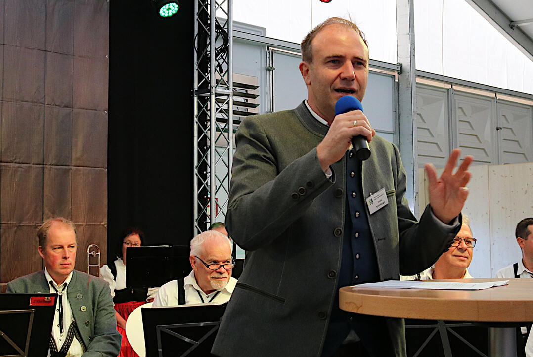 Wir mssen Politik und Brger auf unsere Seite bringen, meinte Franz Schnberger, Vorsitzender beim Bauernverband Allgu-Oberschwaben. Zurckhaltend uerte er sich gegenber einem angedachten Biosphrengebiet fr Oberschwaben. Sein Vorschlag: Lasst uns doch gemeinsam ber einen sinnvollen Moorschutz nachdenken, so Schnberger.