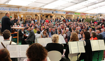Proppenvolle Bauernkundgebung: Joachim Rukwied, Prsident des Deutschen Bauernverbandes (DBV), zeigte sich erfreut von der positiven Stimmung auf der Messe in Ravensburg und nutzte die Gelegenheit zum Austausch mit Buerinnen und Bauern.