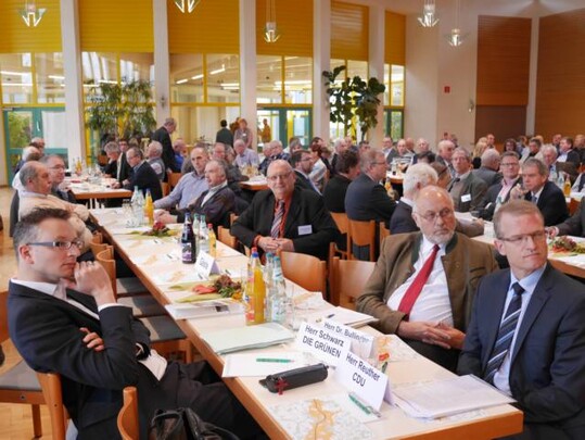 Blick in den hellen Saal des Kultur- und Sporttreffs in Dornstadt; vorne die Vertreter der Landtagsfraktionen, die sich auf dem Podium den Fragen des Publikums stellten.