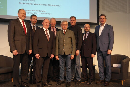 Beim jhrlich stattfindenden Fachforum Milch des DBV diskutierten auf der Grnen Woche (v. l.):  Joachim Rukwied, Jan Heusmann, Karsten  Schmal, Peter Lschow, Albert De, Peter Hettlich, Klaus Fontaine und Gnter Felner. Spter kamen noch Dr. Wilhelm Priesmeier und Alois Gerig hinzu.