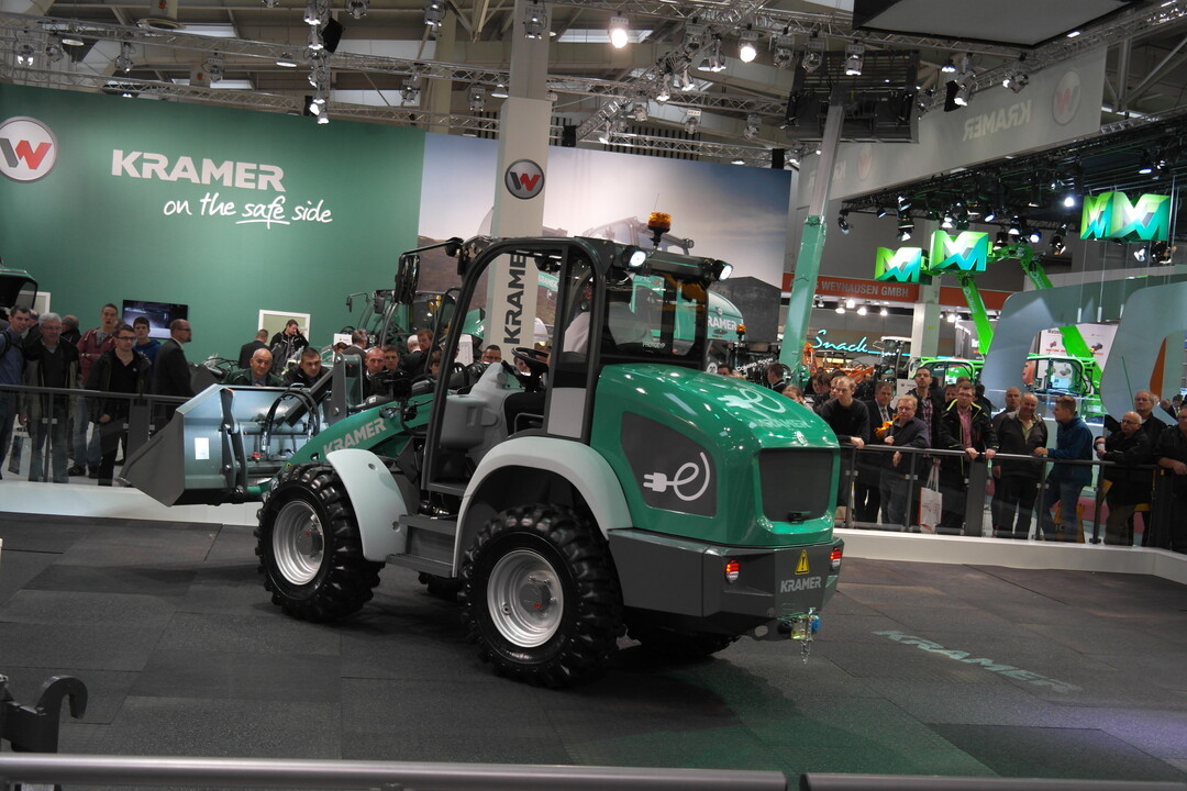 Der neue E-Lader durfte in der Messehalle tglich mehrfach die Demoshow fahren - mglich macht dies seine Nullemissionstechnololgie.