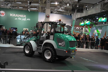 Der neue E-Lader durfte in der Messehalle tglich mehrfach die Demoshow fahren - mglich macht dies seine Nullemissionstechnololgie.