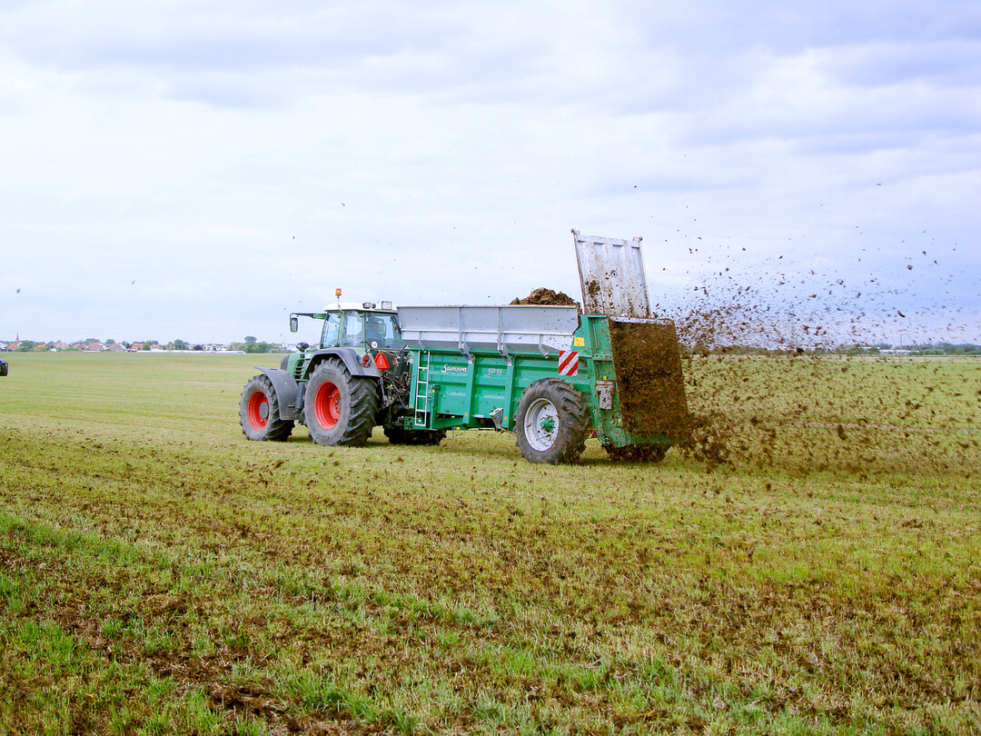 Miststreuer mit groen Rdern. Sinnvoll ist die tiefe Kugelkopfanhngung.